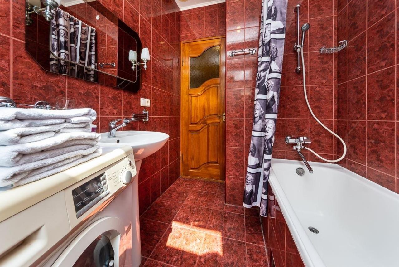 Alex Apartments Near Independence Square - Kiev エクステリア 写真