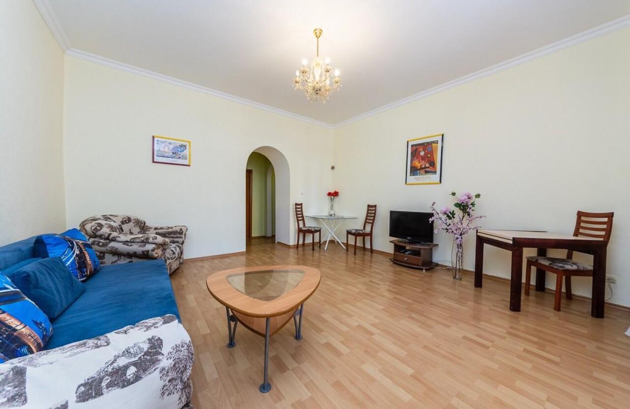 Alex Apartments Near Independence Square - Kiev エクステリア 写真